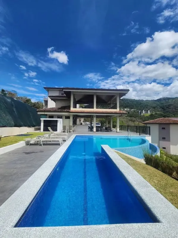Viva rodeado de naturaleza, lujo y tranquilidad en una de las zonas más privilegiadas entre Escazú y Santa Ana. Un estilo de vida exclusivo, ...