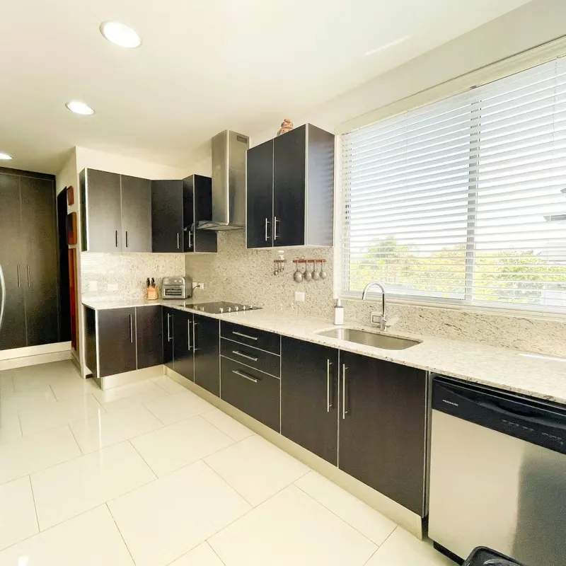 Ubicado en una de las zonas residenciales más privilegiadas de Santa Ana, este amplio apartamento ofrece comodidad, privacidad y una ...