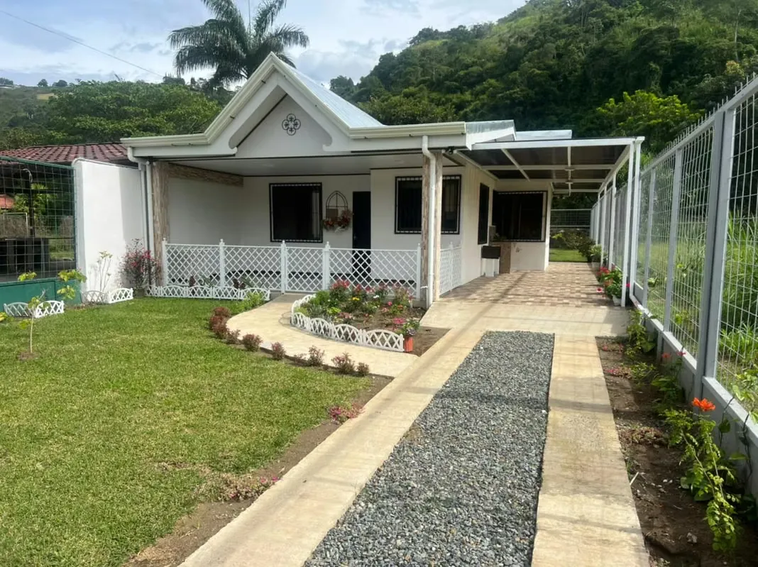Casa como de revista en Ujarras, aplica bono crédito MM
