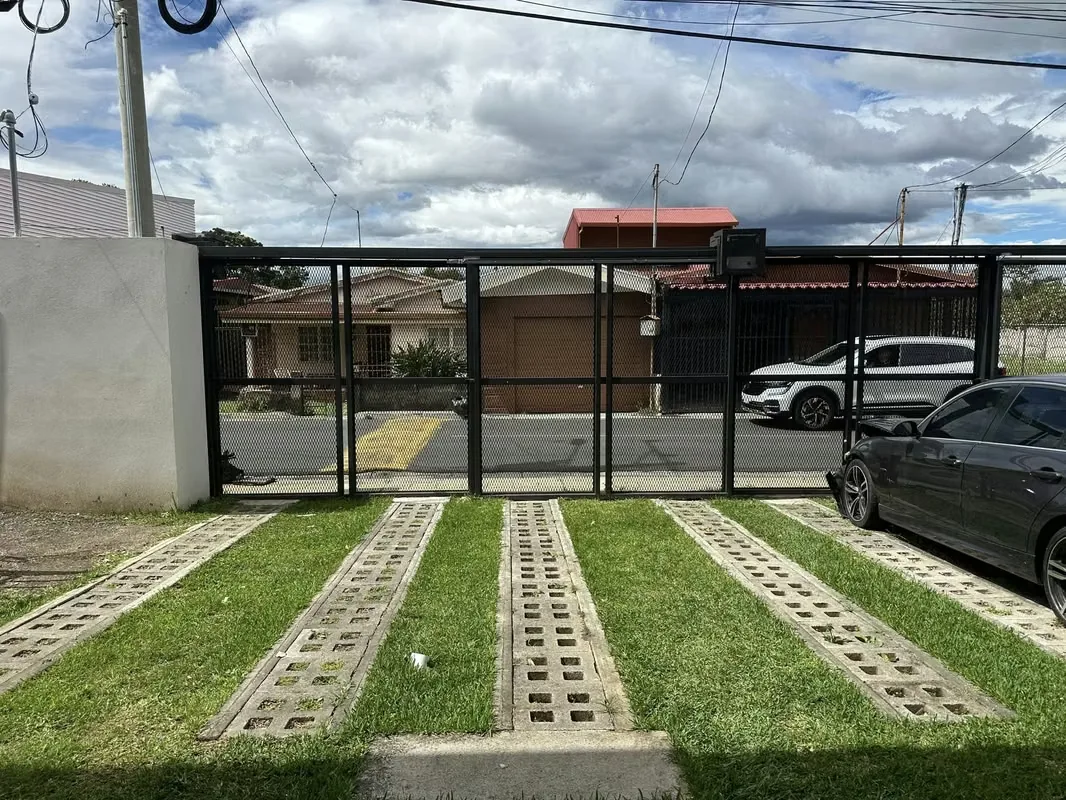 Se alquila apartamento semi nuevo, ubicado en zona de excelente acceso y conveniencia. La propiedad se encuentra en primer piso y segundo piso ...