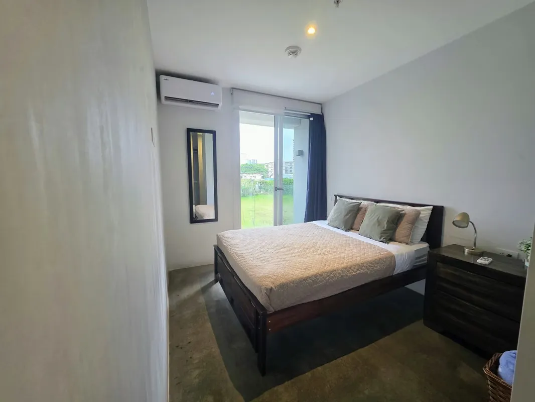 Viva en una de las zonas más exclusivas y cotizadas de San José. Este elegante apartamento completamente ...