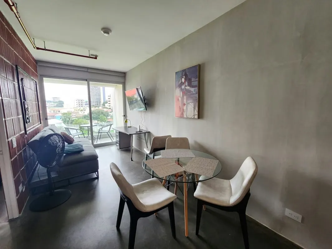 Viva en una de las zonas más exclusivas y cotizadas de San José. Este elegante apartamento ...