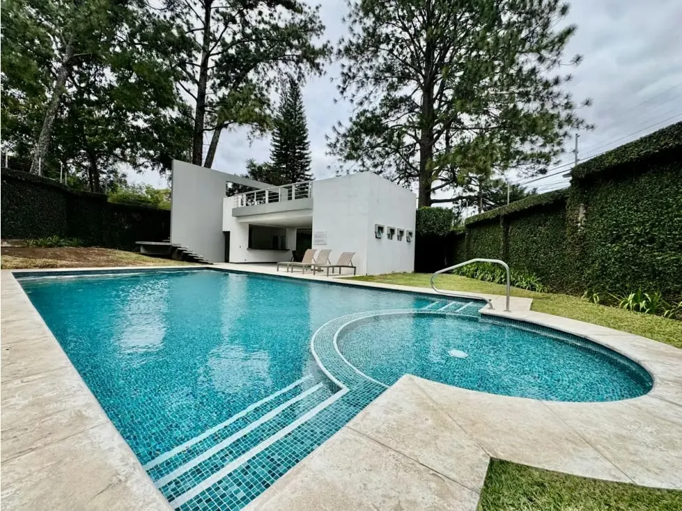 Hermoso apartamento de dos niveles en alquiler en Escazú: