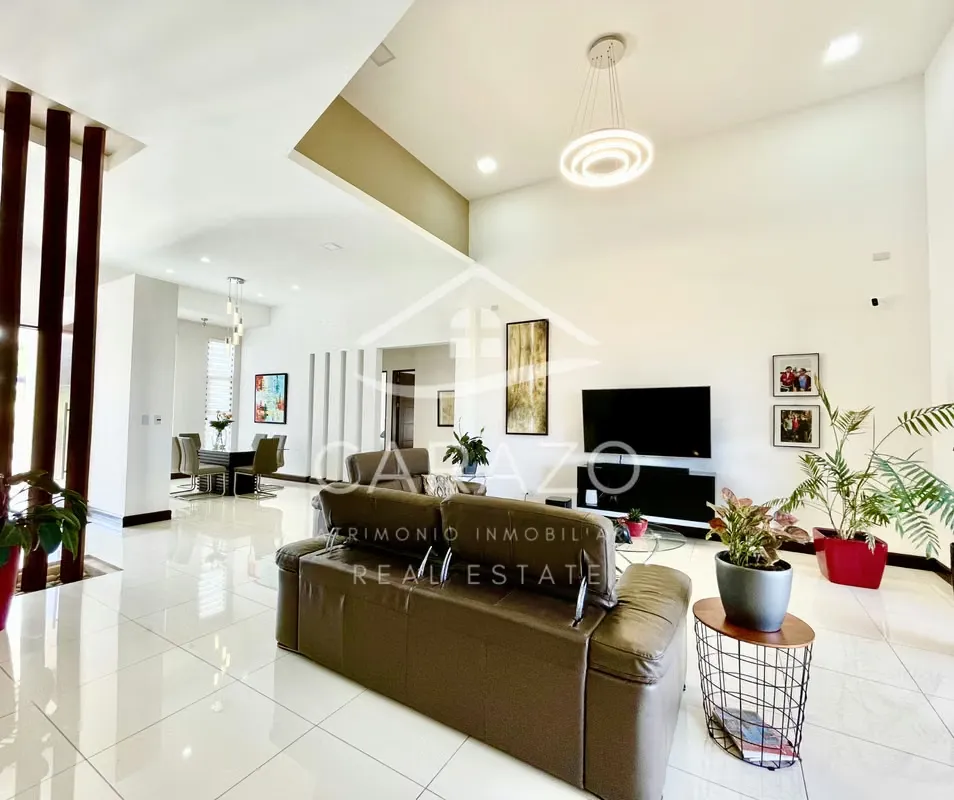 Casa de Lujo a la Venta en Condominio en Los Reyes