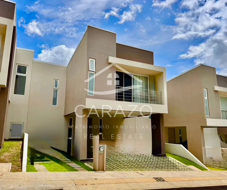 Casa de construcción muy reciente y ampliada en venta en Condominio Nasara, Santa Ana.