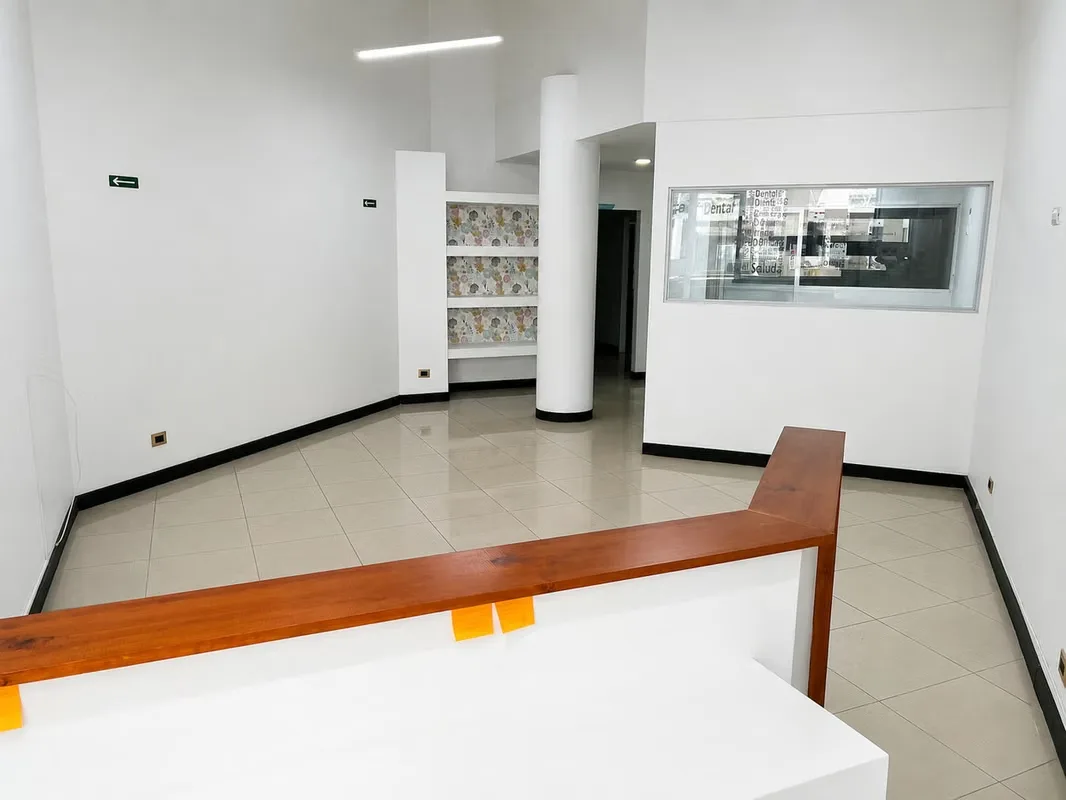 Conveniently located in the Guachipelín Sur area of Escazú, this commercial plaza offers excellent visibility.
