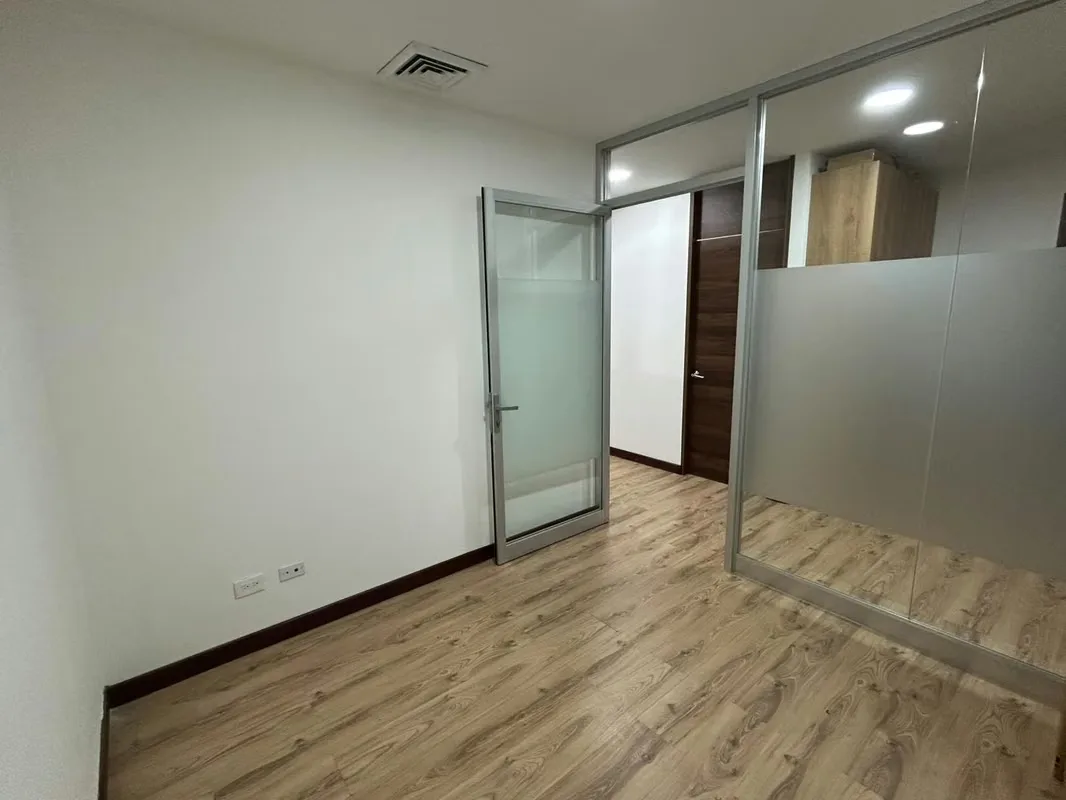 Oficina en alquiler – Oficentro La Sabana, San José, Costa Rica — photo 2
