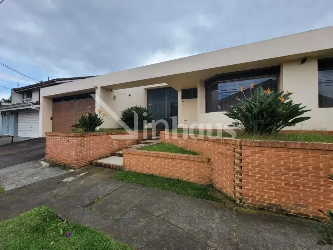 Freses de Curridabat houses this property of 350 square meters of construction on a land of 763 square meters. The residence is developed on one level, highlighting for its three ...