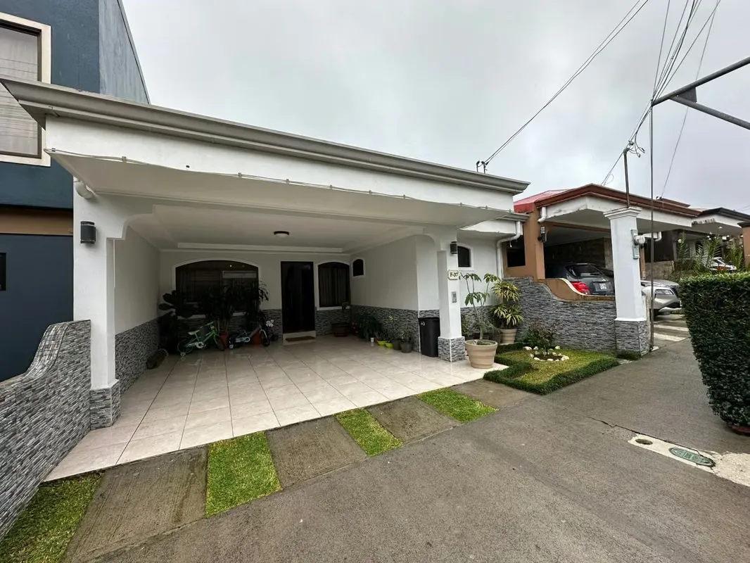 Located in the Lomas de Montes de Oca Condominium, San Rafael de Montes de Oca, with access via San Pedro, Sabanilla, or El Carmen de Guadalupe. Opportunity Price: 99,500,000 ...
