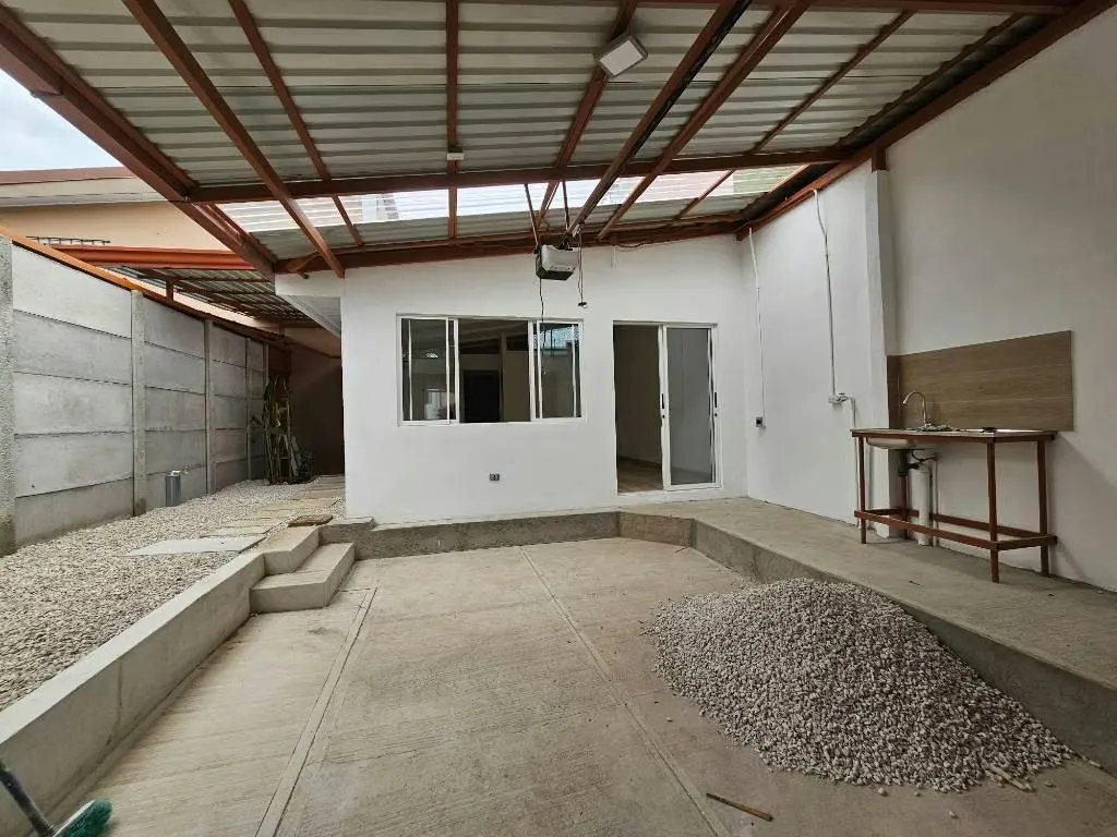 Alquilo apartamento de 1 solo nivel en Curridabat cerca de Montesacroe