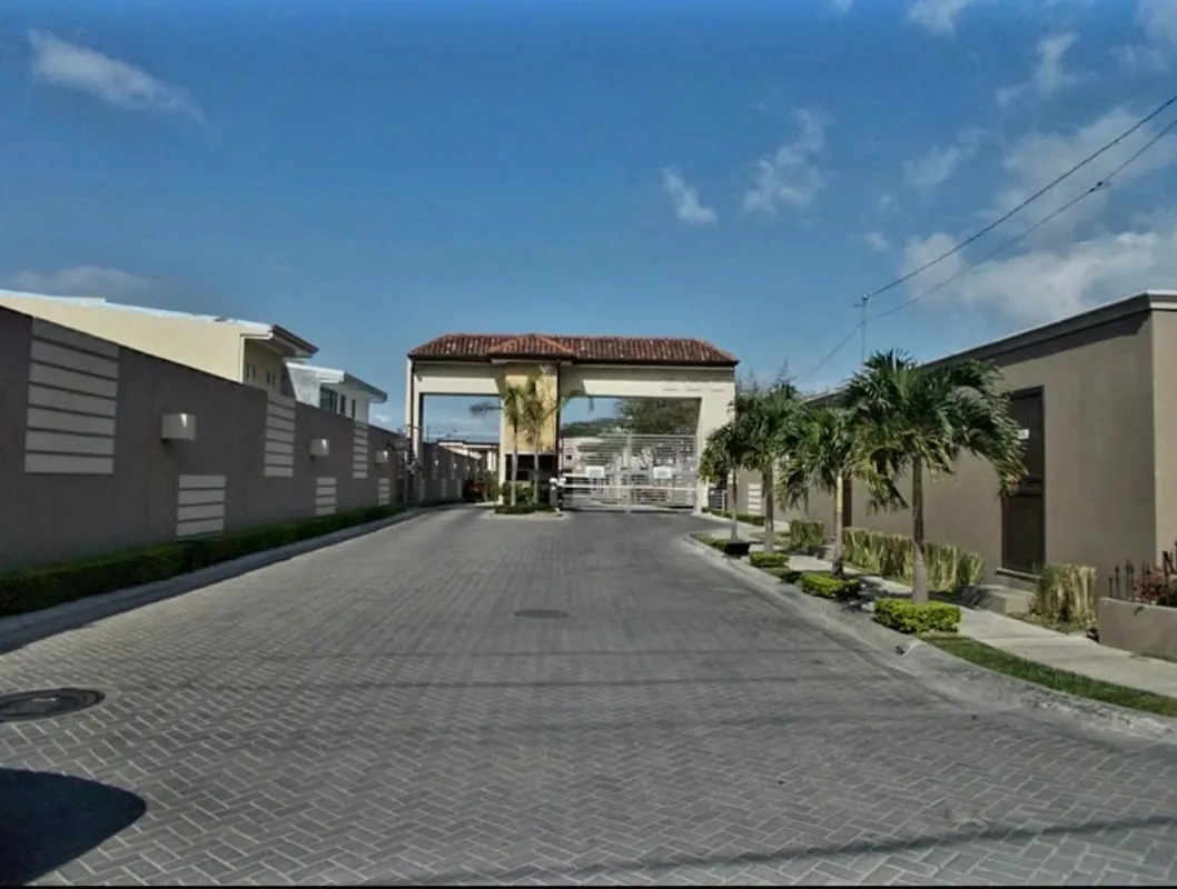 VENDO muy linda y amplia e impecable casa esquinera, modelo grande, en el apetecido condominio Santa Ana Hills, muy céntrica y familiar cerca de McDonald´s, Automercado, la Cruz Roja ...
