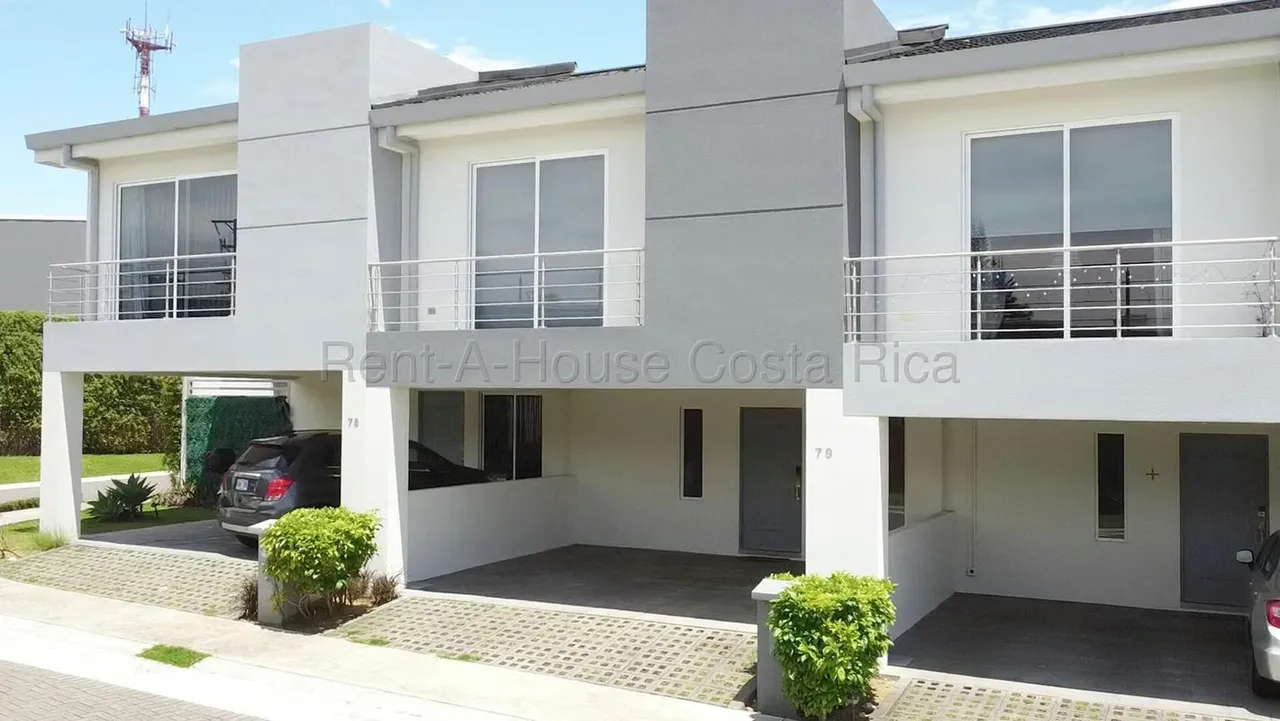 Venta de Casa en Condominio Altos de Sabanilla