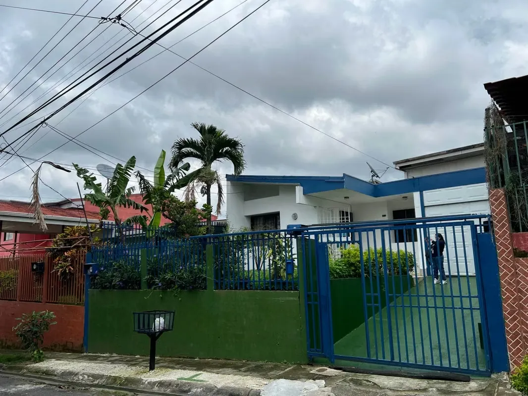 Venta casa de una planta con jardín en residencial familiar #26-859 GS
