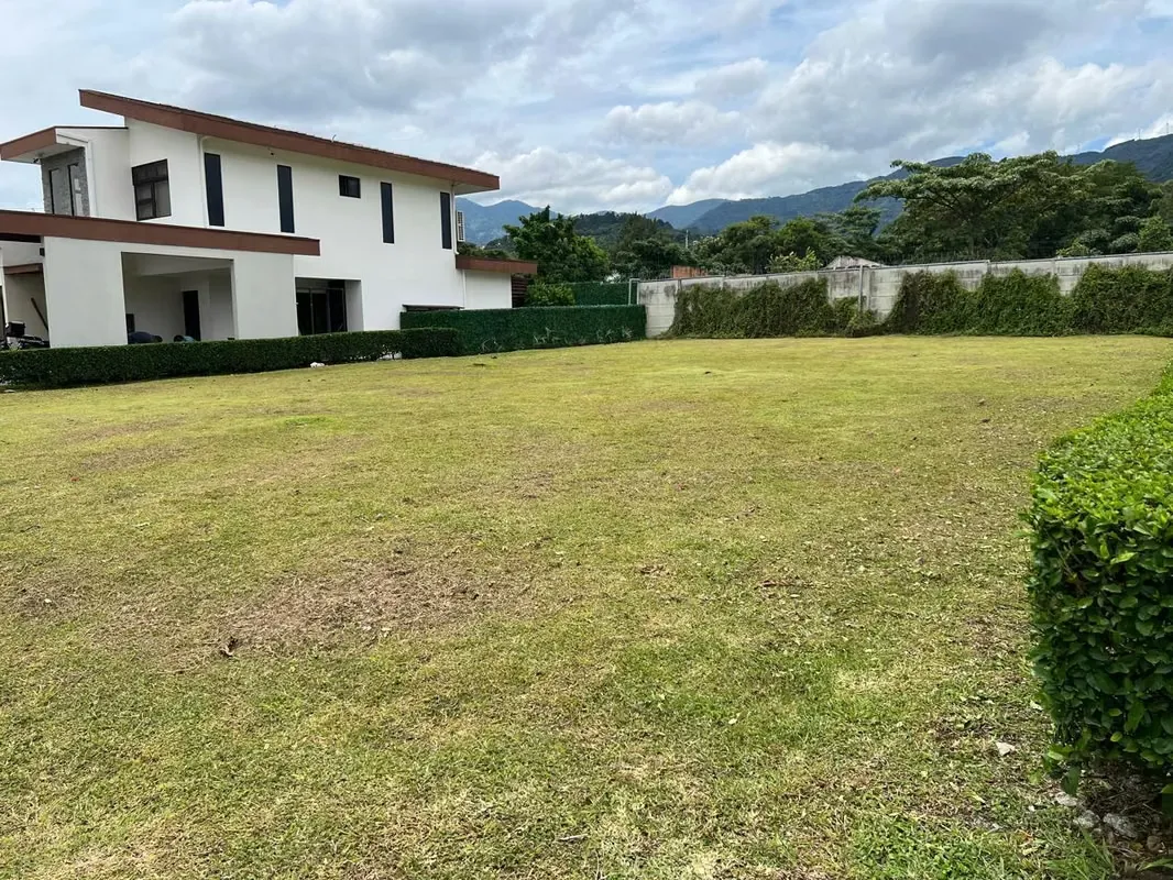 Venta lote rebajado en condominio, plano y con 75% de cobertura #26-703 GS