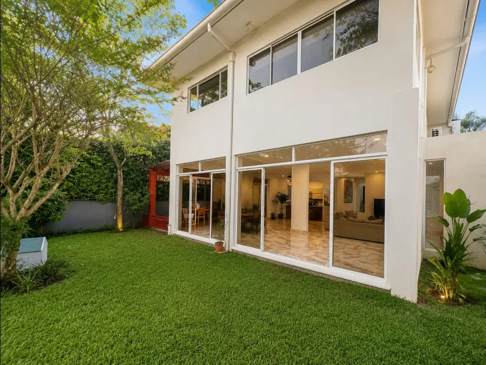 Elegante Casa de Autor en Exclusivo Condominio de Lujo