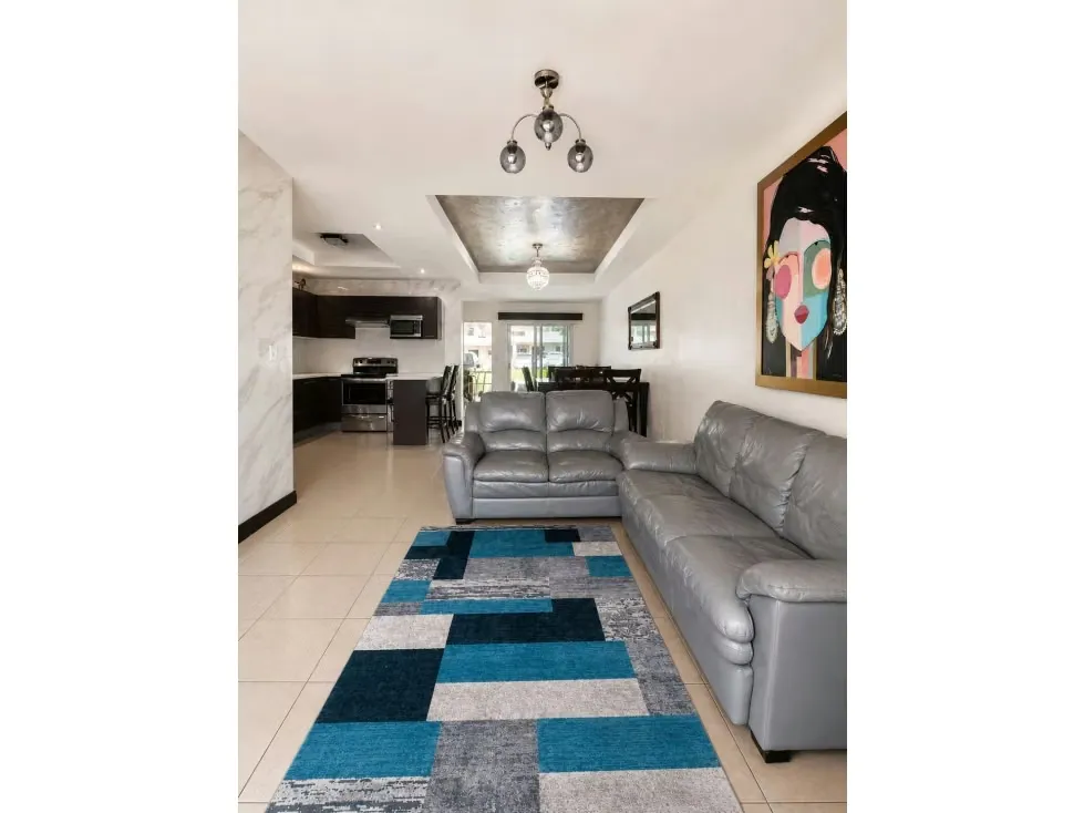 En el primer nivel de la casa, encontrarán una amplia sala de estar, ideal para disfrutar de momentos de relajación en ...