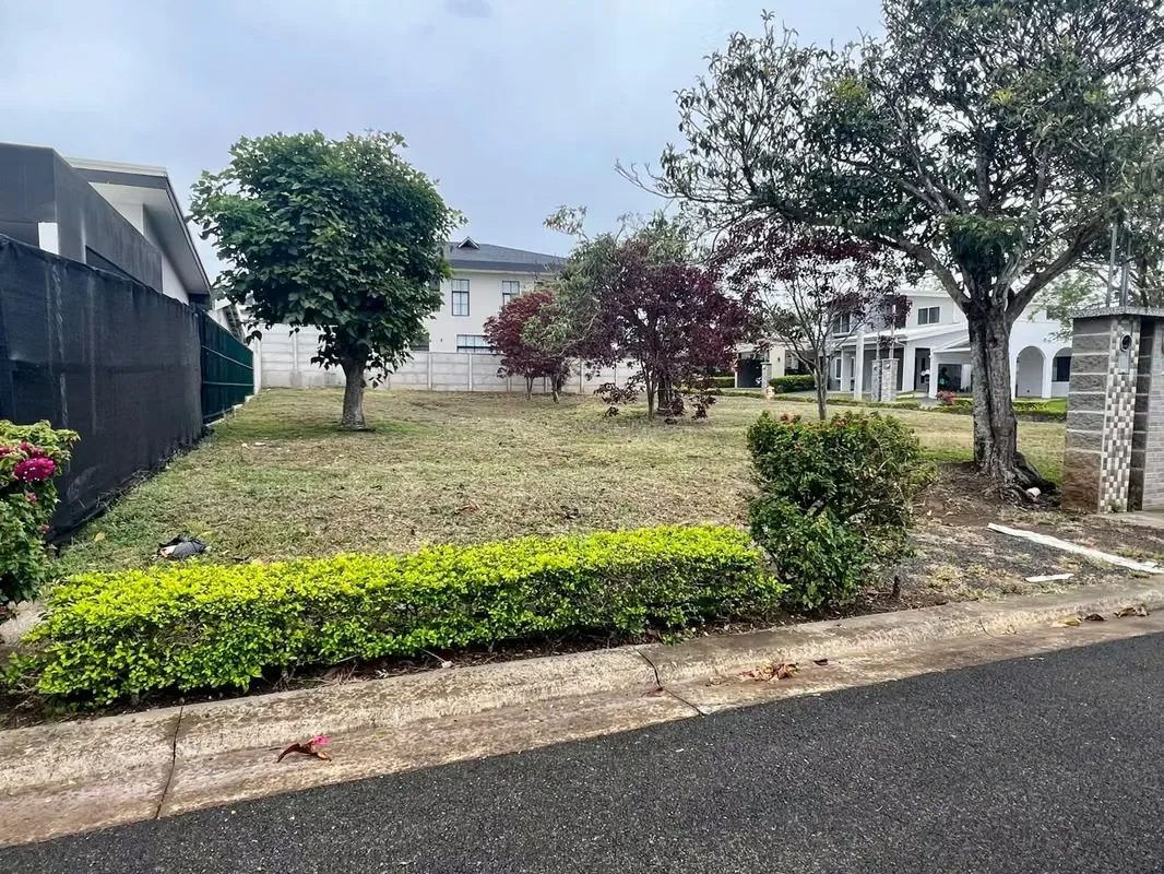 I AM SELLING A LOT IN A CONDOMINIUM IN SAN ISIDRO