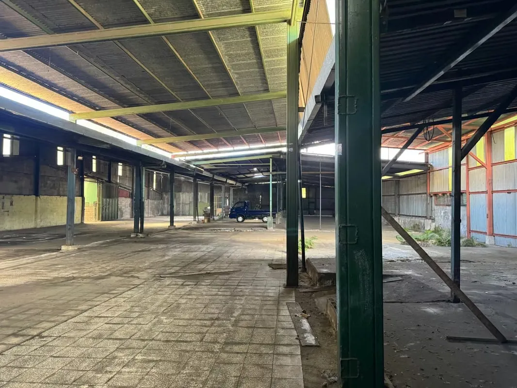 • Current Construction: Warehouses and storage facilities occupy most of the property.