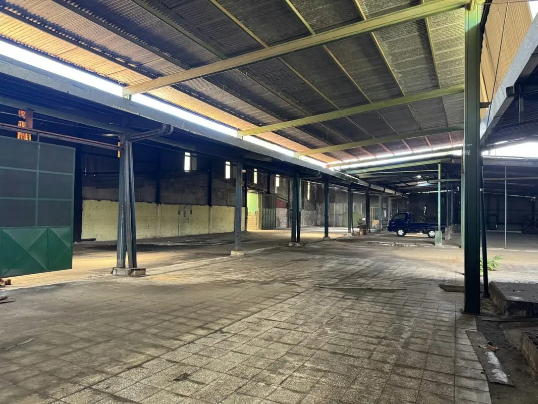 • Current Construction: Warehouses and storage facilities occupy most of the land.