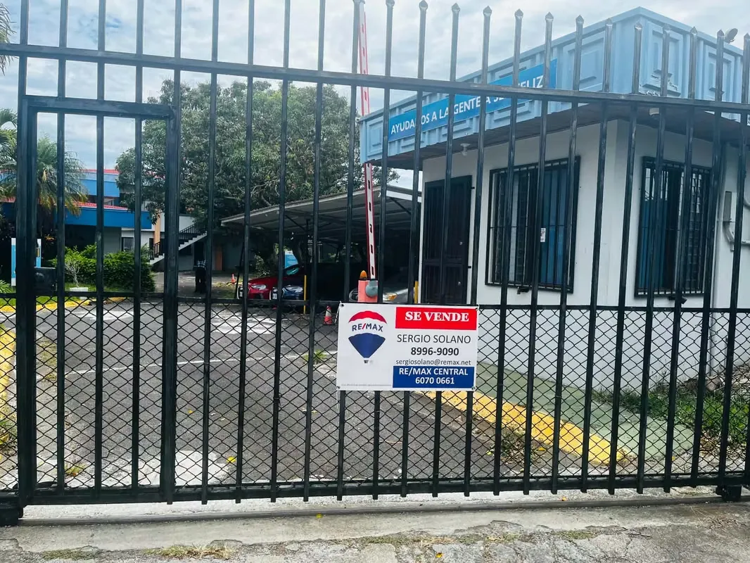 Vendo lote con oficinas en San José, con una medida de 2026 m2 de terreno y 911 m2 de construcción.