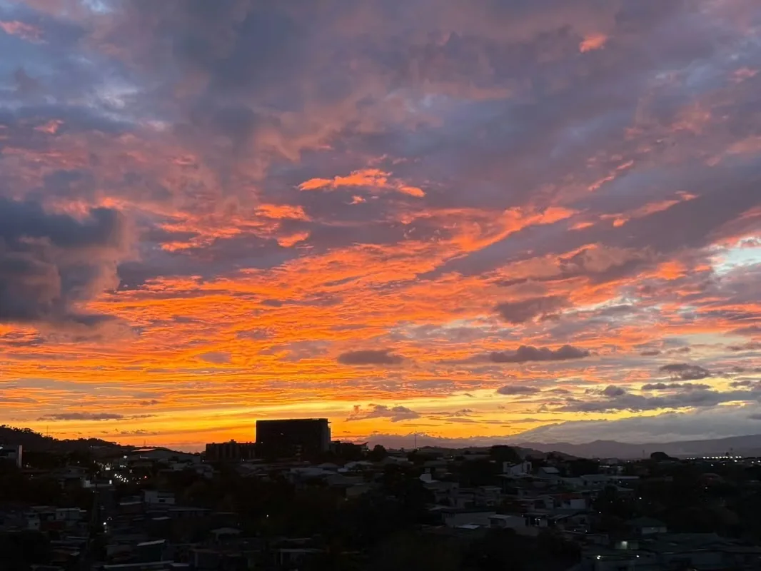 Vendo un apartamento en exclusiva con vista al atardecer, impecablemente mantenido, bien ubicado, con cercanía a Rohrmoser, La Sabana y Escazú.