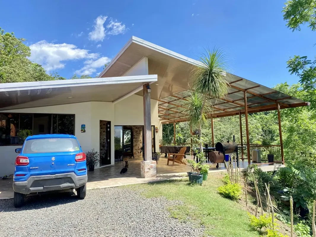 Located in Calle Zacatal, San Isidro, Atenas, this property offers privacy, comfort, and breathtaking views of the Central ...