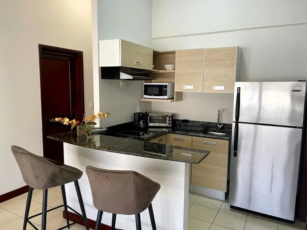 VIVÍ CON COMODIDAD Y ESTILO EN ESTE MODERNO APARTAMENTO UBICADO EN UNO DE LOS CONDOMINIOS MÁS BUSCADOS DE SANTA ANA.