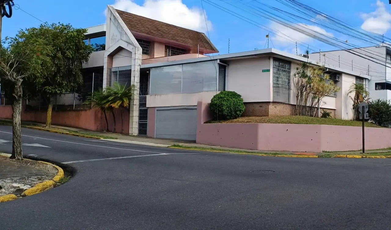 Corner Commercial Office for Sale in Francisco Peralta | 453 m² Building Area & 501 m² Lot Size