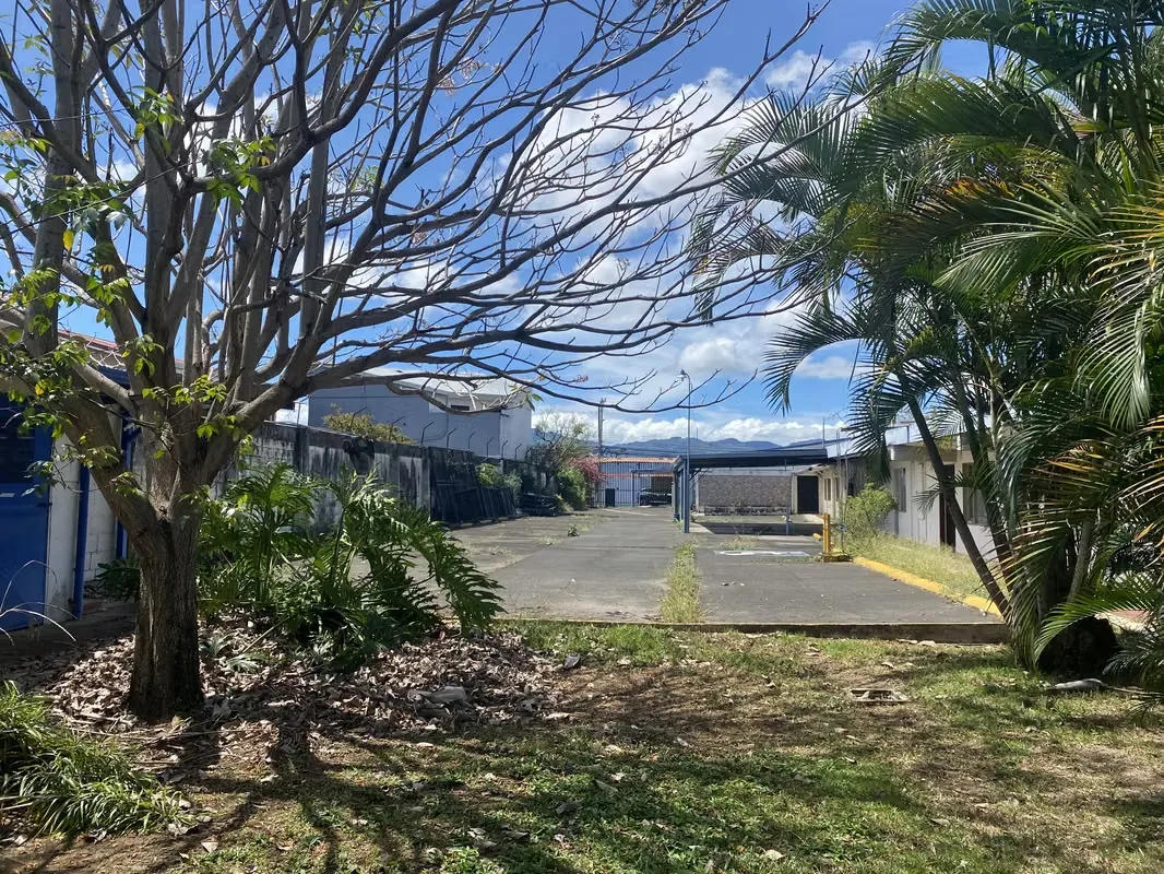 This commercial land lot is located in the Zapote district, facing a secondary national road. It has the possibility of installing high-voltage three-phase electrical service and also ...