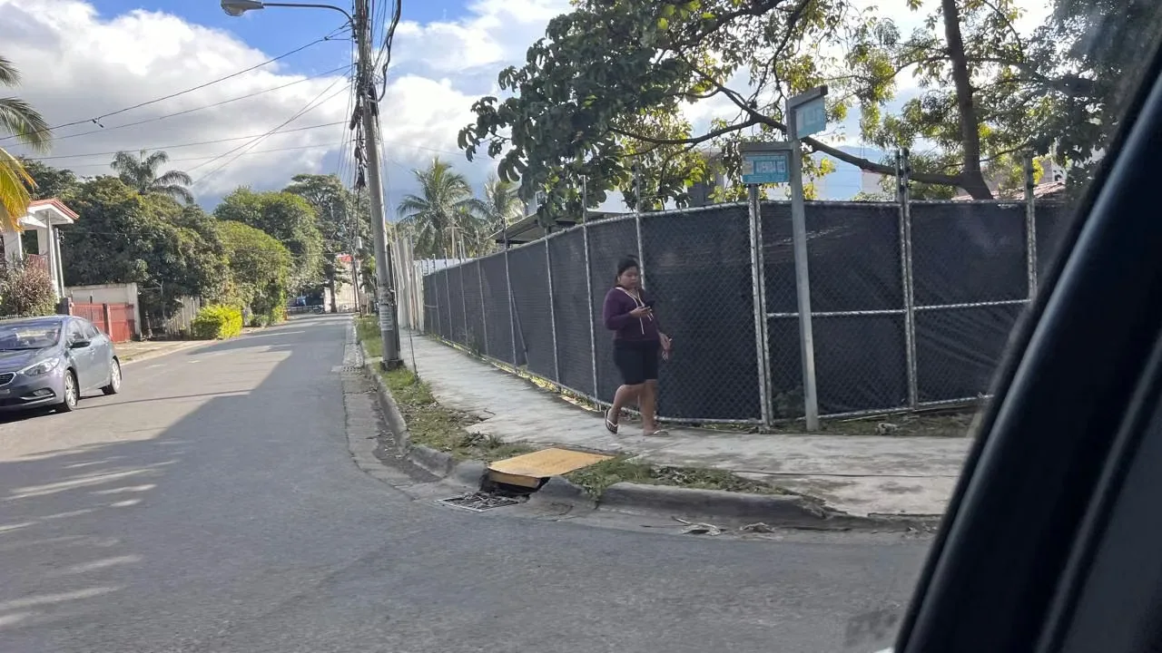 This commercial property is located on the main street in Pozos de Santana towards Santana Country Club. It is a corner property with water, electricity and internet services. ...