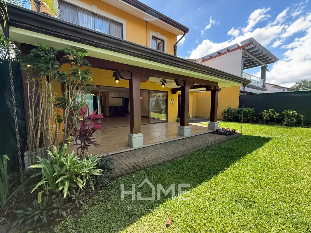 Hermosa Casa en Alquiler en Condominio Exclusivo – Santa Ana