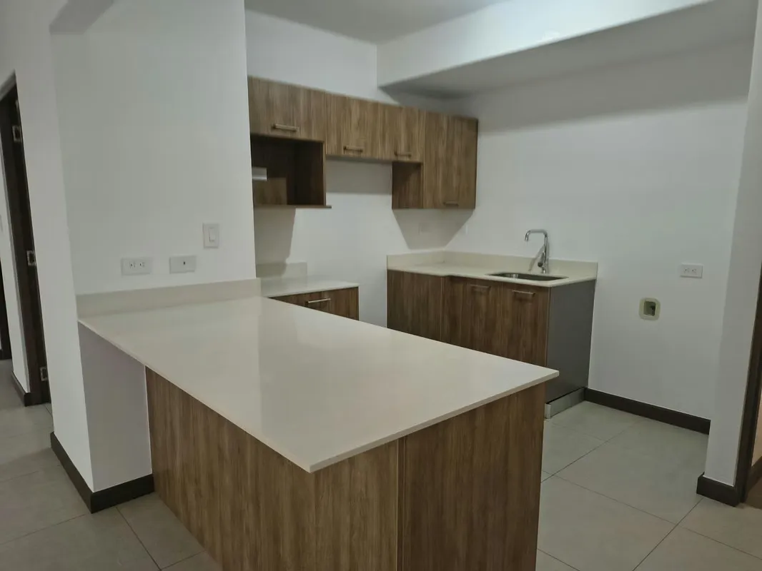 Sala, comedor, cocina, cuarto de pilas, 1 habitación, balcón, 1 baño, 1 parqueo.