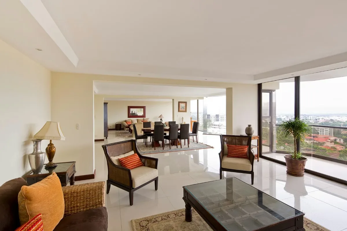 rent or sale luxurious apartments in Bello Horizonte Escazu, they are one story and located on a 7th floor with stunning views, it measures approximately 300 m2 of construction, it has ...
