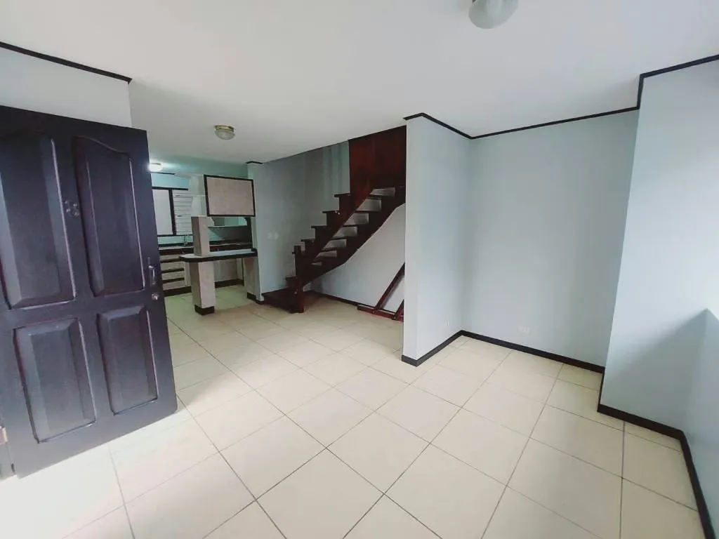 Le presentamos este acogedor apartamento de dos niveles ubicado en San Juan de Tibás, cerca del ICE, con fácil ...
