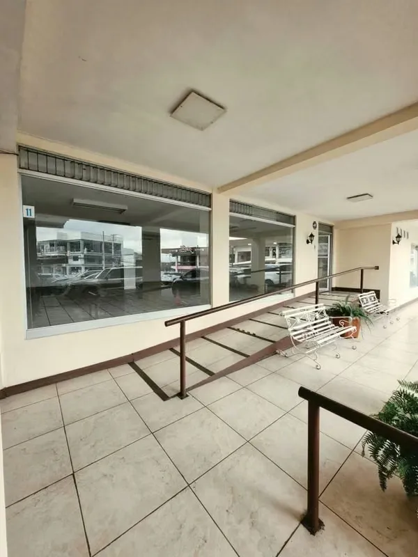 Located in a prestigious high-flow shopping centre, with excellent commercial exhibition, easy access and wide parking.