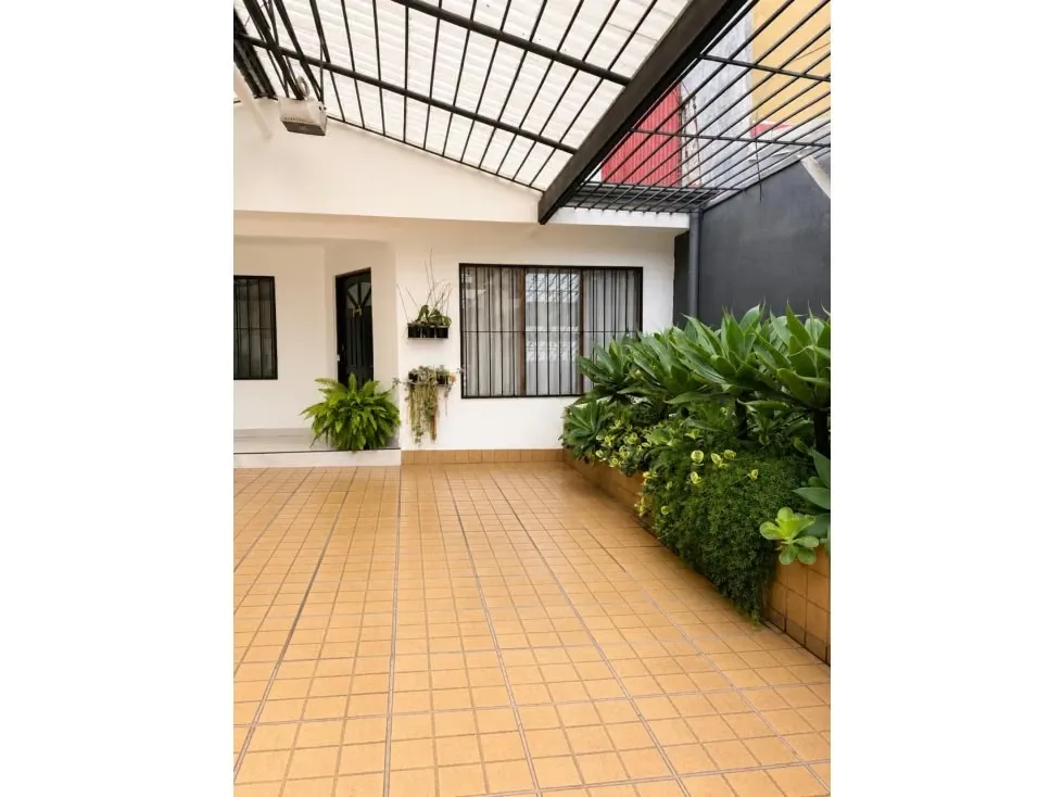 Esta propiedad combina comodidad, funcionalidad y acabados modernos. Lista para habitar, ...