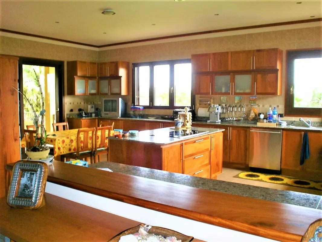 HOUSE FOR SALE IN SANTA ANA. 33-076