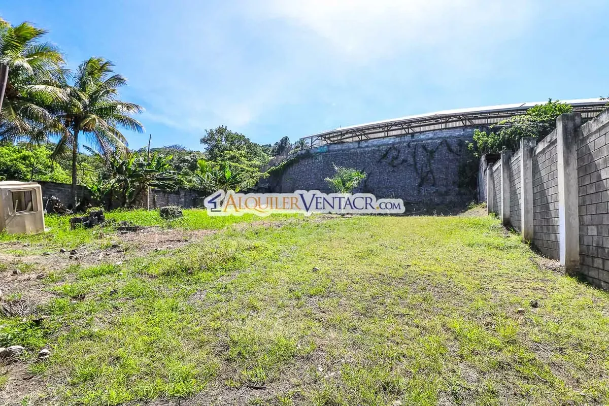 Lote plano de 1.162 m2 en Residencial privado en Santa Ana