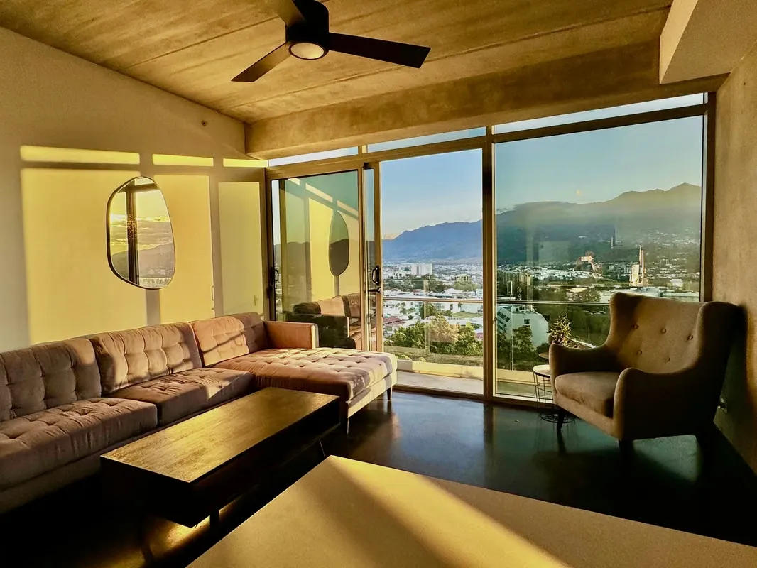 Ubicado en una de las zonas más exclusivas y convenientes del oeste de San José, este hermoso apartamento se encuentra ...