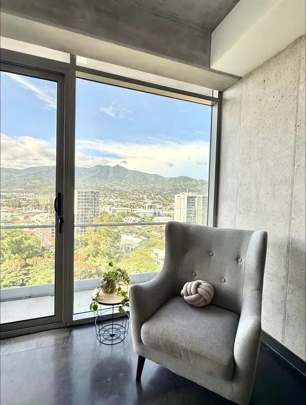 Ubicado en una de las zonas más exclusivas y convenientes del oeste de San José, este hermoso apartamento se encuentra ... — photo 3