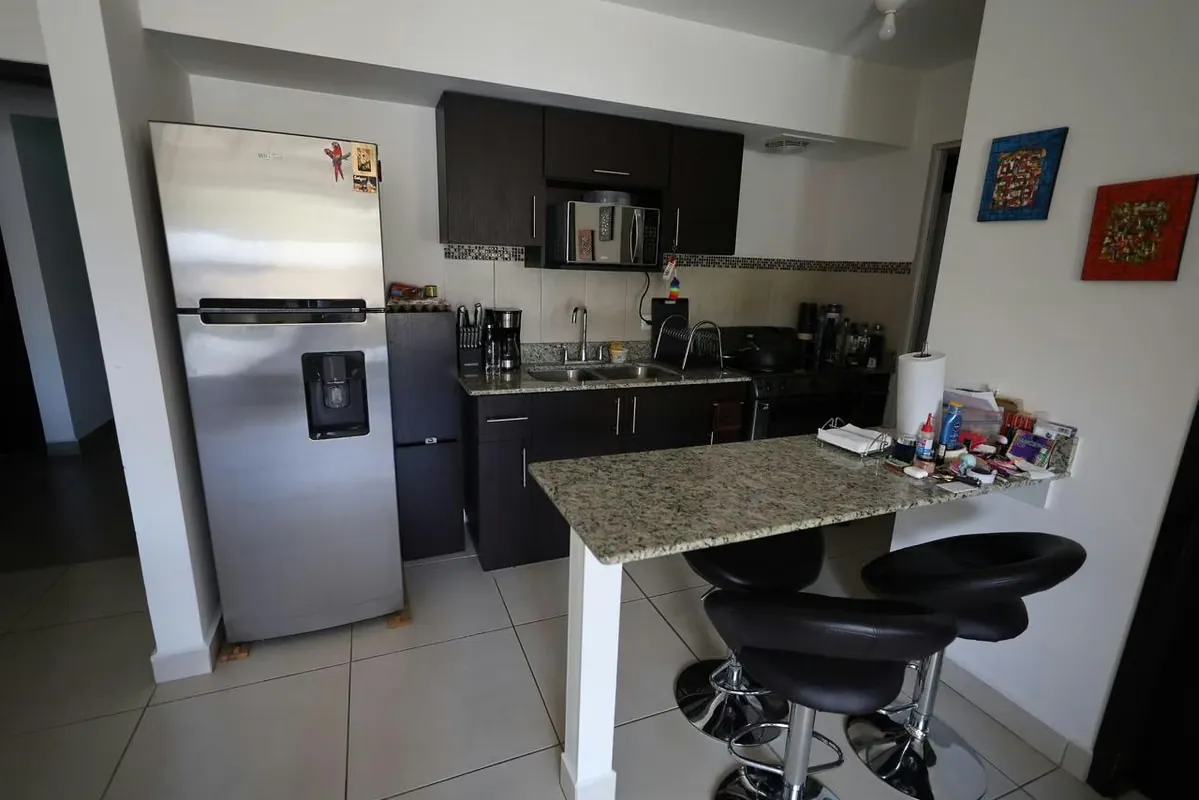 El apartamento se encuentra en planta baja, con sala comedor cocina integrada , desayunador, encimeras de granito, muebles áereos y extractor, la sala con amplias puertas de vidrio ... — photo 3