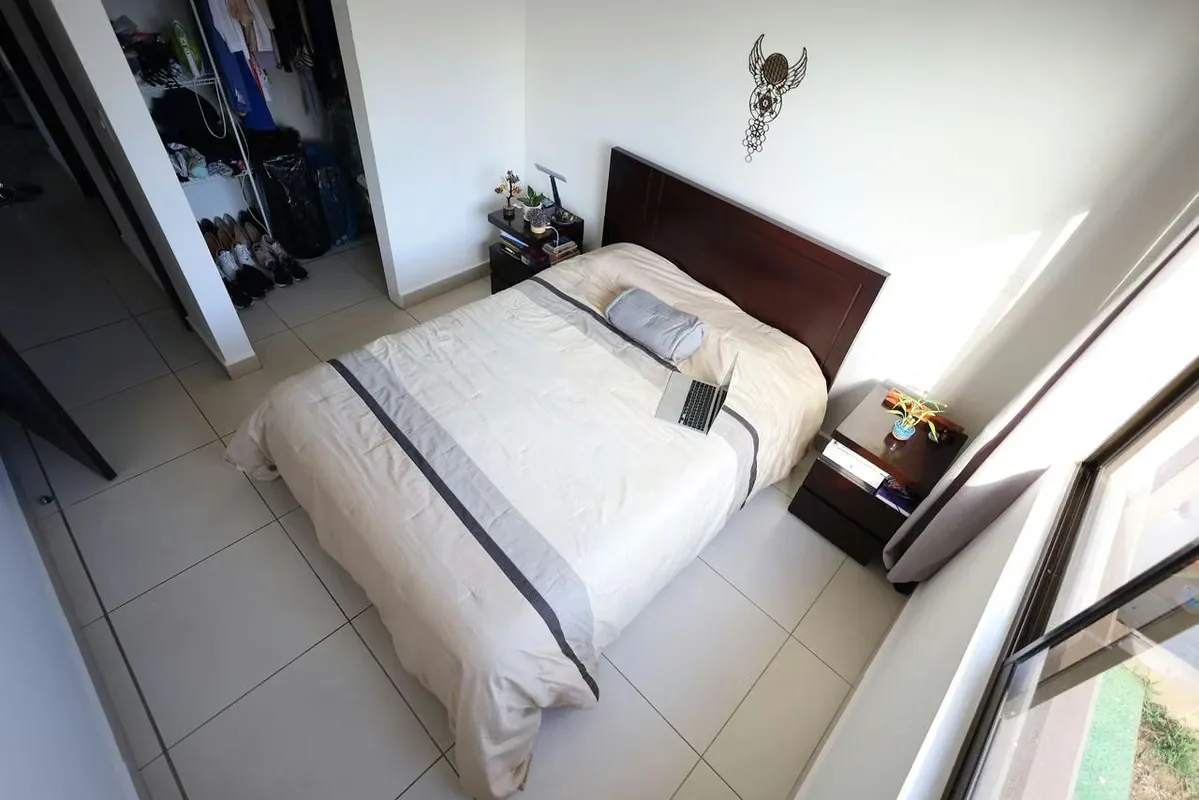 El apartamento se encuentra en planta baja, con sala comedor cocina integrada , desayunador, encimeras de granito, muebles áereos y extractor, la sala con amplias puertas de vidrio ... — photo 4