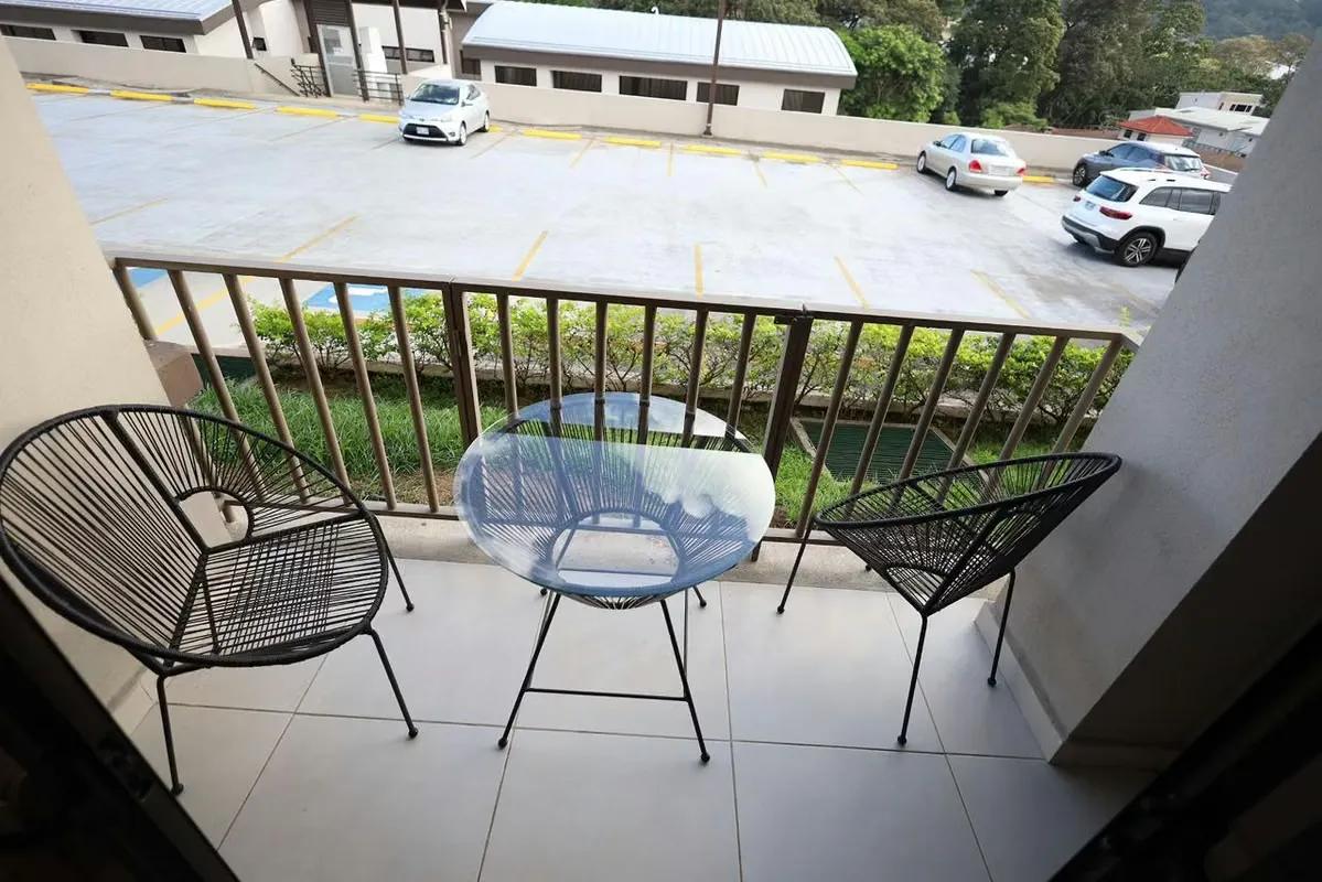 El apartamento se encuentra en planta baja, con sala comedor cocina integrada , desayunador, encimeras de granito, muebles áereos y extractor, la sala con amplias puertas de vidrio ... — photo 5
