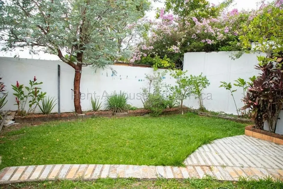 Venta de casa amplia con garaje para 4 vehículos en Alajuela