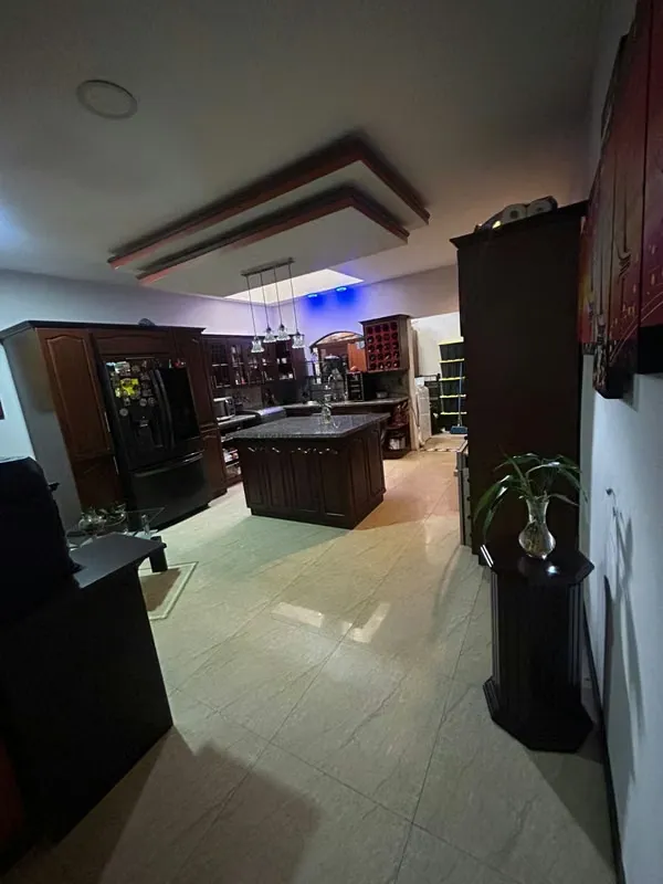 This property, located in Gravilias de Desamparados, stands out for its contemporary finishes, high ceilings that provide spaciousness and excellent ...