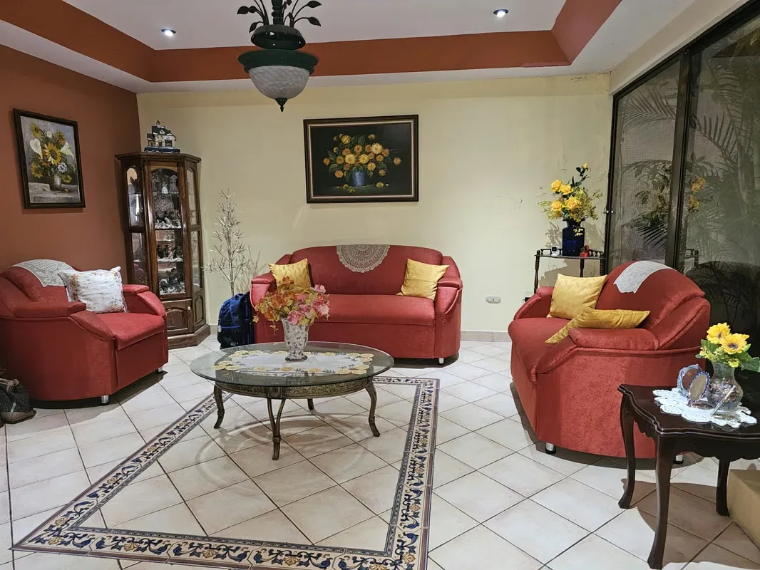 Casa 5 Habitaciones en Santa Lucía, a 2 Km centro Heredia