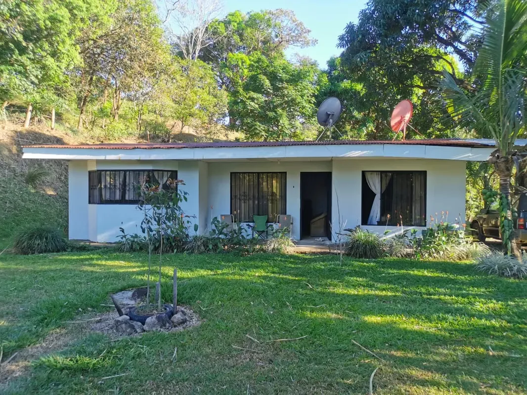 Este inmueble cerca del Pacífico Central con más de una hectárea de terreno cuenta con ...