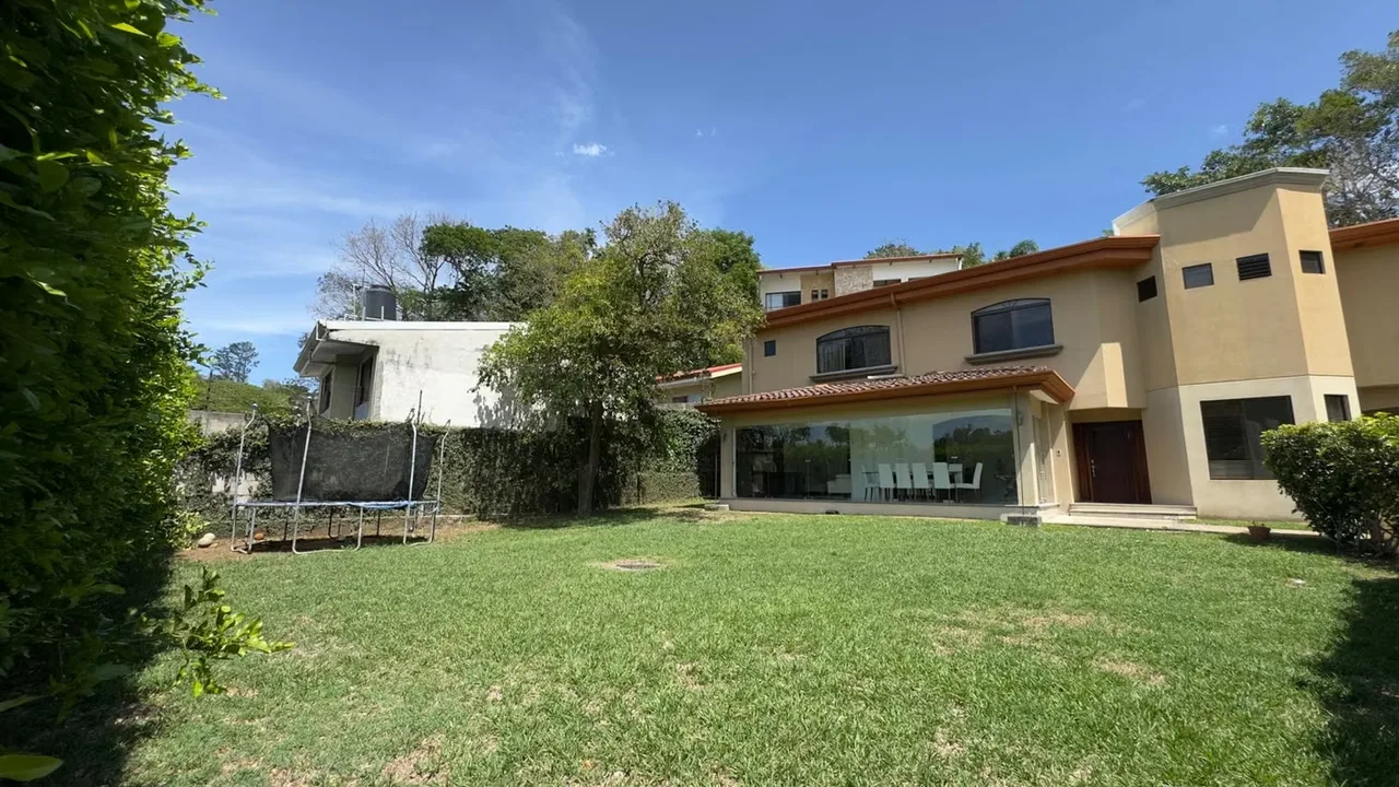 Esta propiedad de arquitectura colonial, construida en el año 2007, representa la unidad habitacional con mayor valor estratégico dentro del condominio, al poseer el lote de 774m² y ...
