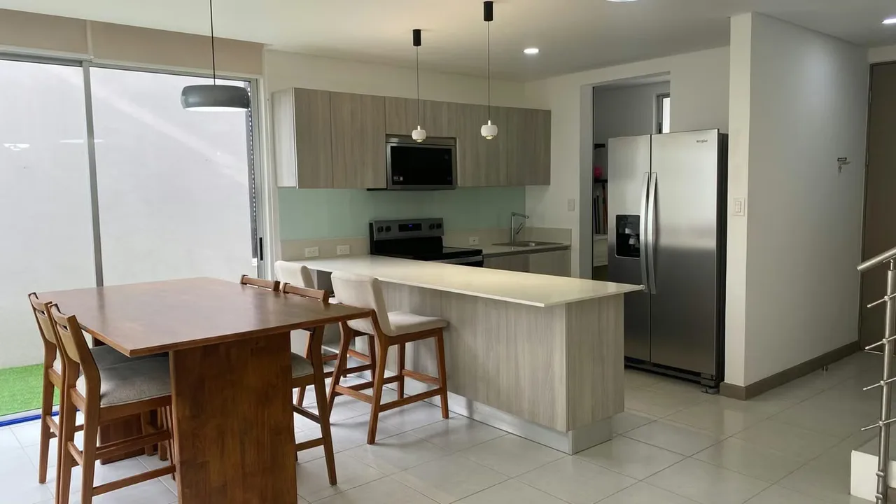 Alquiler de casa amoblada con linea blanca en Condominio Blue, los Arcos de Heredia