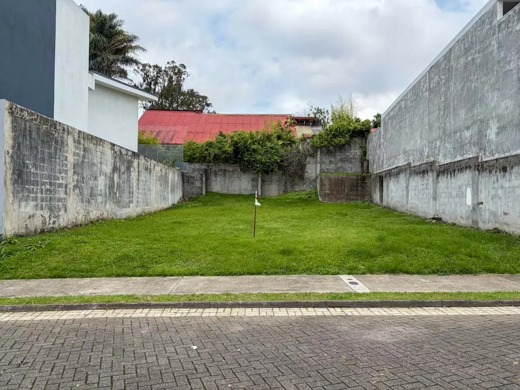 Lot for Sale in Rialto Condominium